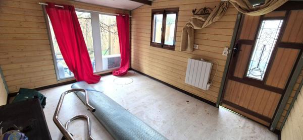 Belle Maison Individuelle en Pierre et de Caractère de 112 m² à Rafraîchir avec ses Cours, Terrasses, Piscine hors-sol chauffée, son Chalet de 12 m² et son Terrain clos et arboré de 506 m²