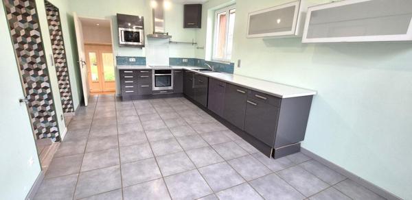 Belle Maison Individuelle en Pierre et de Caractère de 112 m² à Rafraîchir avec ses Cours, Terrasses, Piscine hors-sol chauffée, son Chalet de 12 m² et son Terrain clos et arboré de 506 m²