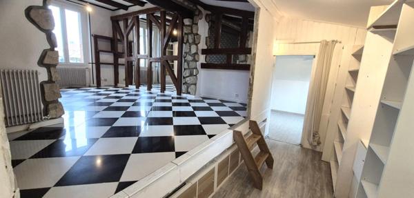 Belle Maison Individuelle en Pierre et de Caractère de 112 m² à Rafraîchir avec ses Cours, Terrasses, Piscine hors-sol chauffée, son Chalet de 12 m² et son Terrain clos et arboré de 506 m²