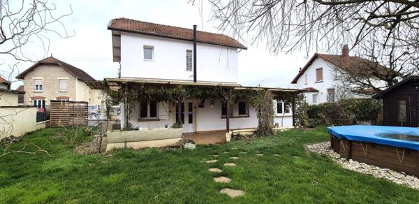 Belle Maison Individuelle en Pierre et de Caractère de 112 m² à Rafraîchir avec ses Cours, Terrasses, Piscine hors-sol chauffée, son Chalet de 12 m² et son Terrain clos et arboré de 506 m²