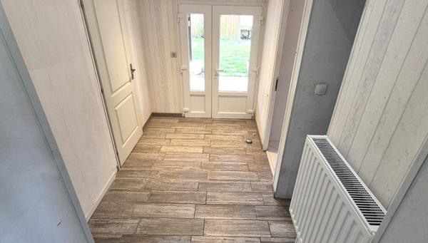 Belle Maison Individuelle en Pierre et de Caractère de 112 m² à Rafraîchir avec ses Cours, Terrasses, Piscine hors-sol chauffée, son Chalet de 12 m² et son Terrain clos et arboré de 506 m²