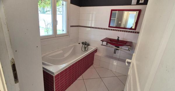 Belle Maison Individuelle en Pierre et de Caractère de 112 m² à Rafraîchir avec ses Cours, Terrasses, Piscine hors-sol chauffée, son Chalet de 12 m² et son Terrain clos et arboré de 506 m²