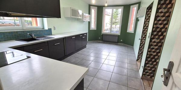 Belle Maison Individuelle en Pierre et de Caractère de 112 m² à Rafraîchir avec ses Cours, Terrasses, Piscine hors-sol chauffée, son Chalet de 12 m² et son Terrain clos et arboré de 506 m²