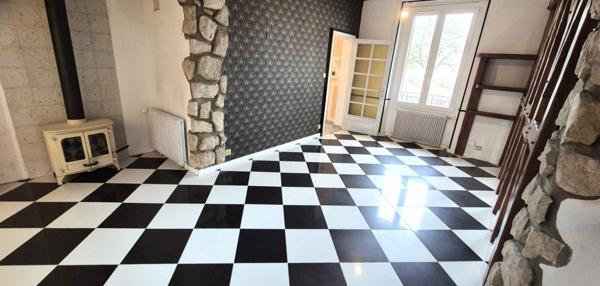 Belle Maison Individuelle en Pierre et de Caractère de 112 m² à Rafraîchir avec ses Cours, Terrasses, Piscine hors-sol chauffée, son Chalet de 12 m² et son Terrain clos et arboré de 506 m²