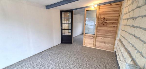 Belle Maison Individuelle en Pierre et de Caractère de 112 m² à Rafraîchir avec ses Cours, Terrasses, Piscine hors-sol chauffée, son Chalet de 12 m² et son Terrain clos et arboré de 506 m²