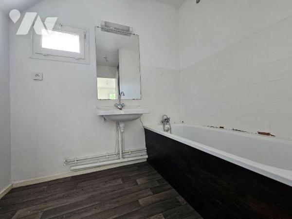 A VENDRE - LE MESNIL ESNARD - CENTRE

Maison individuelle, située en fond d'impasse, à rafraî...