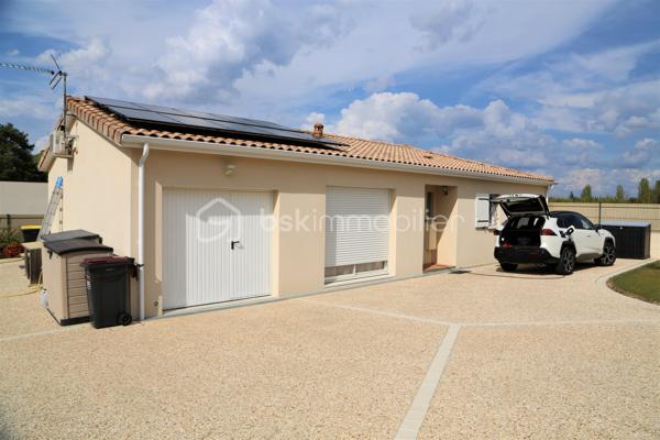 Située dans un environnement agréable sur la commune de Magnac-sur-Touvre, venez découvrir cette jolie maison de plain-pied construite en 2016, offrant 94 m² habitables sur un terrain de 520 m² entretenu.

Dès l'entrée, vous apprécierez la luminosité des espaces de vie. La maison se compose d'une pièce de vie conviviale, de trois chambres, d'une salle d'eau fonctionnelle ainsi que de nombreux espaces de rangement.

Pensée pour le confort et les économies au quotidien, elle dispose de prestations particulièrement recherchées :
☀️ Panneaux photovoltaïques pour optimiser la consommation énergétique.
💧 Adoucisseur d'eau.
🧹 Aspirateur centralisé.
🌿 Arrosage automatique extérieur alimenté par une cuve de récupération d'eau de pluie.
🚗 Garage attenant avec porte sectionnelle isolée.

À l'extérieur, le terrain de 520 m² offre un espace agréable, facile d'entretien et idéal pour profiter des beaux jours en famille ou entre amis.
Cette maison récente allie modernité, confort et performance énergétique dans un secteur recherché.

📞 Contactez-moi dès maintenant pour organiser une visite !
