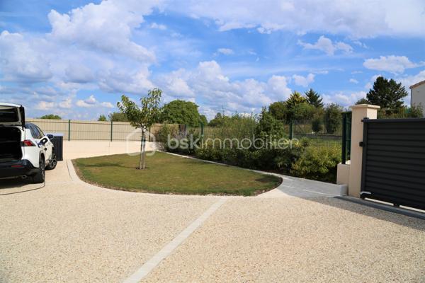 Située dans un environnement agréable sur la commune de Magnac-sur-Touvre, venez découvrir cette jolie maison de plain-pied construite en 2016, offrant 94 m² habitables sur un terrain de 520 m² entretenu.

Dès l'entrée, vous apprécierez la luminosité des espaces de vie. La maison se compose d'une pièce de vie conviviale, de trois chambres, d'une salle d'eau fonctionnelle ainsi que de nombreux espaces de rangement.

Pensée pour le confort et les économies au quotidien, elle dispose de prestations particulièrement recherchées :
☀️ Panneaux photovoltaïques pour optimiser la consommation énergétique.
💧 Adoucisseur d'eau.
🧹 Aspirateur centralisé.
🌿 Arrosage automatique extérieur alimenté par une cuve de récupération d'eau de pluie.
🚗 Garage attenant avec porte sectionnelle isolée.

À l'extérieur, le terrain de 520 m² offre un espace agréable, facile d'entretien et idéal pour profiter des beaux jours en famille ou entre amis.
Cette maison récente allie modernité, confort et performance énergétique dans un secteur recherché.

📞 Contactez-moi dès maintenant pour organiser une visite !