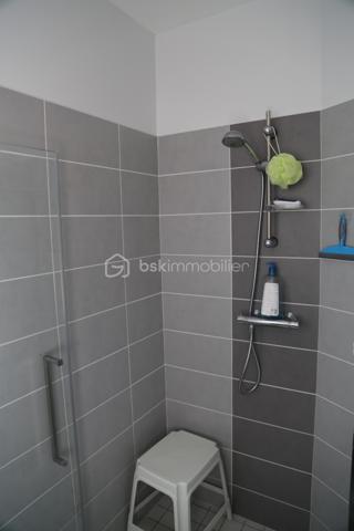 Située dans un environnement agréable sur la commune de Magnac-sur-Touvre, venez découvrir cette jolie maison de plain-pied construite en 2016, offrant 94 m² habitables sur un terrain de 520 m² entretenu.

Dès l'entrée, vous apprécierez la luminosité des espaces de vie. La maison se compose d'une pièce de vie conviviale, de trois chambres, d'une salle d'eau fonctionnelle ainsi que de nombreux espaces de rangement.

Pensée pour le confort et les économies au quotidien, elle dispose de prestations particulièrement recherchées :
☀️ Panneaux photovoltaïques pour optimiser la consommation énergétique.
💧 Adoucisseur d'eau.
🧹 Aspirateur centralisé.
🌿 Arrosage automatique extérieur alimenté par une cuve de récupération d'eau de pluie.
🚗 Garage attenant avec porte sectionnelle isolée.

À l'extérieur, le terrain de 520 m² offre un espace agréable, facile d'entretien et idéal pour profiter des beaux jours en famille ou entre amis.
Cette maison récente allie modernité, confort et performance énergétique dans un secteur recherché.

📞 Contactez-moi dès maintenant pour organiser une visite !