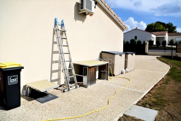 Située dans un environnement agréable sur la commune de Magnac-sur-Touvre, venez découvrir cette jolie maison de plain-pied construite en 2016, offrant 94 m² habitables sur un terrain de 520 m² entretenu.

Dès l'entrée, vous apprécierez la luminosité des espaces de vie. La maison se compose d'une pièce de vie conviviale, de trois chambres, d'une salle d'eau fonctionnelle ainsi que de nombreux espaces de rangement.

Pensée pour le confort et les économies au quotidien, elle dispose de prestations particulièrement recherchées :
☀️ Panneaux photovoltaïques pour optimiser la consommation énergétique.
💧 Adoucisseur d'eau.
🧹 Aspirateur centralisé.
🌿 Arrosage automatique extérieur alimenté par une cuve de récupération d'eau de pluie.
🚗 Garage attenant avec porte sectionnelle isolée.

À l'extérieur, le terrain de 520 m² offre un espace agréable, facile d'entretien et idéal pour profiter des beaux jours en famille ou entre amis.
Cette maison récente allie modernité, confort et performance énergétique dans un secteur recherché.

📞 Contactez-moi dès maintenant pour organiser une visite !
