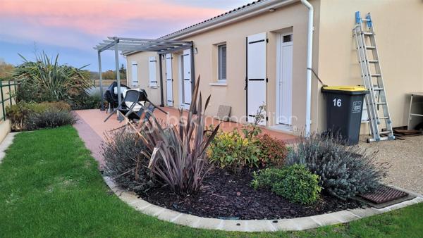 Située dans un environnement agréable sur la commune de Magnac-sur-Touvre, venez découvrir cette jolie maison de plain-pied construite en 2016, offrant 94 m² habitables sur un terrain de 520 m² entretenu.

Dès l'entrée, vous apprécierez la luminosité des espaces de vie. La maison se compose d'une pièce de vie conviviale, de trois chambres, d'une salle d'eau fonctionnelle ainsi que de nombreux espaces de rangement.

Pensée pour le confort et les économies au quotidien, elle dispose de prestations particulièrement recherchées :
☀️ Panneaux photovoltaïques pour optimiser la consommation énergétique.
💧 Adoucisseur d'eau.
🧹 Aspirateur centralisé.
🌿 Arrosage automatique extérieur alimenté par une cuve de récupération d'eau de pluie.
🚗 Garage attenant avec porte sectionnelle isolée.

À l'extérieur, le terrain de 520 m² offre un espace agréable, facile d'entretien et idéal pour profiter des beaux jours en famille ou entre amis.
Cette maison récente allie modernité, confort et performance énergétique dans un secteur recherché.

📞 Contactez-moi dès maintenant pour organiser une visite !