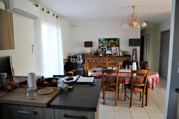 Située dans un environnement agréable sur la commune de Magnac-sur-Touvre, venez découvrir cette jolie maison de plain-pied construite en 2016, offrant 94 m² habitables sur un terrain de 520 m² entretenu.

Dès l'entrée, vous apprécierez la luminosité des espaces de vie. La maison se compose d'une pièce de vie conviviale, de trois chambres, d'une salle d'eau fonctionnelle ainsi que de nombreux espaces de rangement.

Pensée pour le confort et les économies au quotidien, elle dispose de prestations particulièrement recherchées :
☀️ Panneaux photovoltaïques pour optimiser la consommation énergétique.
💧 Adoucisseur d'eau.
🧹 Aspirateur centralisé.
🌿 Arrosage automatique extérieur alimenté par une cuve de récupération d'eau de pluie.
🚗 Garage attenant avec porte sectionnelle isolée.

À l'extérieur, le terrain de 520 m² offre un espace agréable, facile d'entretien et idéal pour profiter des beaux jours en famille ou entre amis.
Cette maison récente allie modernité, confort et performance énergétique dans un secteur recherché.

📞 Contactez-moi dès maintenant pour organiser une visite !