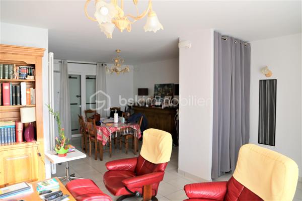 Située dans un environnement agréable sur la commune de Magnac-sur-Touvre, venez découvrir cette jolie maison de plain-pied construite en 2016, offrant 94 m² habitables sur un terrain de 520 m² entretenu.

Dès l'entrée, vous apprécierez la luminosité des espaces de vie. La maison se compose d'une pièce de vie conviviale, de trois chambres, d'une salle d'eau fonctionnelle ainsi que de nombreux espaces de rangement.

Pensée pour le confort et les économies au quotidien, elle dispose de prestations particulièrement recherchées :
☀️ Panneaux photovoltaïques pour optimiser la consommation énergétique.
💧 Adoucisseur d'eau.
🧹 Aspirateur centralisé.
🌿 Arrosage automatique extérieur alimenté par une cuve de récupération d'eau de pluie.
🚗 Garage attenant avec porte sectionnelle isolée.

À l'extérieur, le terrain de 520 m² offre un espace agréable, facile d'entretien et idéal pour profiter des beaux jours en famille ou entre amis.
Cette maison récente allie modernité, confort et performance énergétique dans un secteur recherché.

📞 Contactez-moi dès maintenant pour organiser une visite !