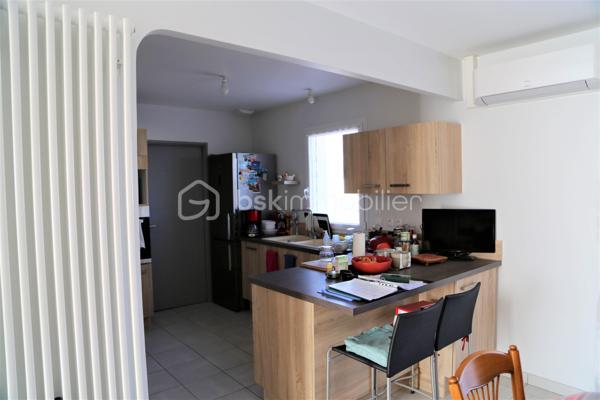 Située dans un environnement agréable sur la commune de Magnac-sur-Touvre, venez découvrir cette jolie maison de plain-pied construite en 2016, offrant 94 m² habitables sur un terrain de 520 m² entretenu.

Dès l'entrée, vous apprécierez la luminosité des espaces de vie. La maison se compose d'une pièce de vie conviviale, de trois chambres, d'une salle d'eau fonctionnelle ainsi que de nombreux espaces de rangement.

Pensée pour le confort et les économies au quotidien, elle dispose de prestations particulièrement recherchées :
☀️ Panneaux photovoltaïques pour optimiser la consommation énergétique.
💧 Adoucisseur d'eau.
🧹 Aspirateur centralisé.
🌿 Arrosage automatique extérieur alimenté par une cuve de récupération d'eau de pluie.
🚗 Garage attenant avec porte sectionnelle isolée.

À l'extérieur, le terrain de 520 m² offre un espace agréable, facile d'entretien et idéal pour profiter des beaux jours en famille ou entre amis.
Cette maison récente allie modernité, confort et performance énergétique dans un secteur recherché.

📞 Contactez-moi dès maintenant pour organiser une visite !