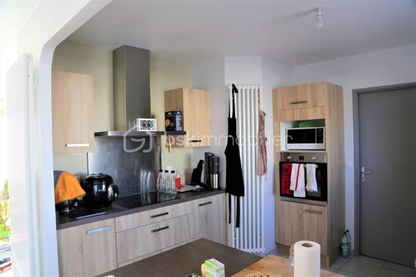 Située dans un environnement agréable sur la commune de Magnac-sur-Touvre, venez découvrir cette jolie maison de plain-pied construite en 2016, offrant 94 m² habitables sur un terrain de 520 m² entretenu.

Dès l'entrée, vous apprécierez la luminosité des espaces de vie. La maison se compose d'une pièce de vie conviviale, de trois chambres, d'une salle d'eau fonctionnelle ainsi que de nombreux espaces de rangement.

Pensée pour le confort et les économies au quotidien, elle dispose de prestations particulièrement recherchées :
☀️ Panneaux photovoltaïques pour optimiser la consommation énergétique.
💧 Adoucisseur d'eau.
🧹 Aspirateur centralisé.
🌿 Arrosage automatique extérieur alimenté par une cuve de récupération d'eau de pluie.
🚗 Garage attenant avec porte sectionnelle isolée.

À l'extérieur, le terrain de 520 m² offre un espace agréable, facile d'entretien et idéal pour profiter des beaux jours en famille ou entre amis.
Cette maison récente allie modernité, confort et performance énergétique dans un secteur recherché.

📞 Contactez-moi dès maintenant pour organiser une visite !