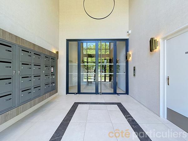 Vente
                Appartement68,21 m² - 3 Pièces -
                    SAINT MAUR DES FOSSES (94100)