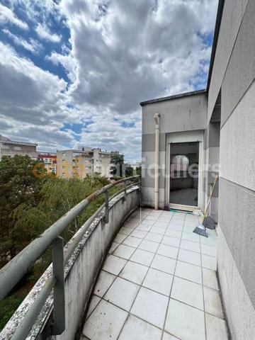 Vente
                Appartement89,79 m² - 5 Pièces -
                    BONDY (93140)