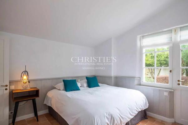 Exclusivité – Superbe villa avec jardin de 1 200 m² à deux pas de la mer