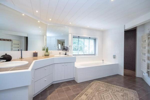 Exclusivité – Superbe villa avec jardin de 1 200 m² à deux pas de la mer