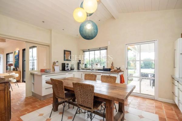 Exclusivité – Superbe villa avec jardin de 1 200 m² à deux pas de la mer