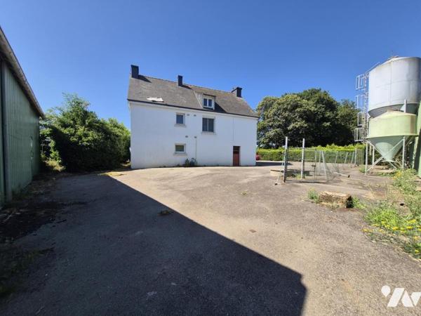 Maison d'habitation avec batiments agricoles