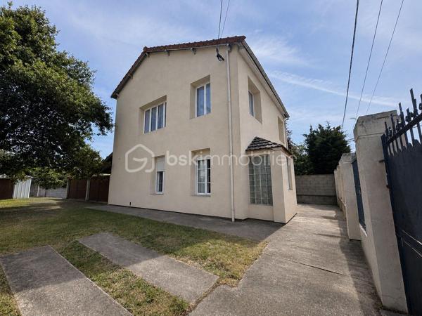 Située dans un quartier CALME et recherché de Neuilly-Sur-Marne, cette agréable maison individuelle de 102m2 habitables édifiée sur une PARCELLES de 343m2 offre de BEAUX VOLUMES et de nombreuses posibilité d'aménagement.
Au rez-de-chaussée, vous decouvrirez une pièce de vie LUMINEUSE, une CUISINE, ainsi qu'un WC INDÉPENDANT.
A l'étage, la maison dispose de TROIS CHAMBRES SPACIEUSES, toute équipée de PLACARDS intégrés, d'une SALLE DE BAIN et d'un second WC indépendant.
Vous béneficirez également de nombreux espaces annexes : 
- DOUBLE GARAGE
- CAVE 
- ABRI DE JARDIN 
- COMBLES AMÉNAGEABLES OFFRANT UN POTENTIEL SUPPLÉMENTAIRE

A l'exterieur, le TERRAIN de 343m2 permet de profiter d'un agréable JARDIN et de plusieurs possibilités de STATIONNEMENT.
Les + : 
- MAISON INDIVIDUELLE DE 102M2 HABITABLES
- 3 CHAMBRES SPACIEUSES AVEC PLACARDS
- WC A CHAQUES ÉTAGES
- DEUX GARAGES
- POSIBILITÉ DE RÉAMENAGER UN DES DEUX GARAGES AFIN D'AUGMENTER LA SURFACES HABITABLE SELON VOS BESOINS 
- BEAUX VOLUMES ET NOMBREUSE POSSIBILITÉ D'ÉVOLUTION
- SECTEUR CALME ET RECHERCHÉ, PROCHE ÉCOLES, COMMERCES ET TRANSPORTS 

Une MAISON IDÉALE pour une FAMILLE à la recherche d'espaces, et d'un fort potentiel D'ÉVOLUTION.
