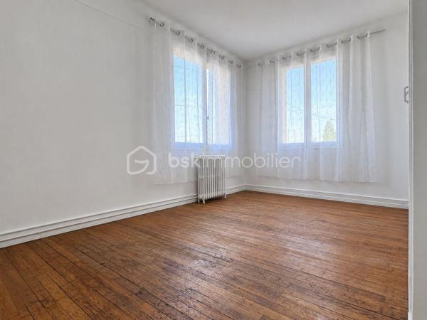 Située dans un quartier CALME et recherché de Neuilly-Sur-Marne, cette agréable maison individuelle de 102m2 habitables édifiée sur une PARCELLES de 343m2 offre de BEAUX VOLUMES et de nombreuses posibilité d'aménagement.
Au rez-de-chaussée, vous decouvrirez une pièce de vie LUMINEUSE, une CUISINE, ainsi qu'un WC INDÉPENDANT.
A l'étage, la maison dispose de TROIS CHAMBRES SPACIEUSES, toute équipée de PLACARDS intégrés, d'une SALLE DE BAIN et d'un second WC indépendant.
Vous béneficirez également de nombreux espaces annexes : 
- DOUBLE GARAGE
- CAVE 
- ABRI DE JARDIN 
- COMBLES AMÉNAGEABLES OFFRANT UN POTENTIEL SUPPLÉMENTAIRE

A l'exterieur, le TERRAIN de 343m2 permet de profiter d'un agréable JARDIN et de plusieurs possibilités de STATIONNEMENT.
Les + : 
- MAISON INDIVIDUELLE DE 102M2 HABITABLES
- 3 CHAMBRES SPACIEUSES AVEC PLACARDS
- WC A CHAQUES ÉTAGES
- DEUX GARAGES
- POSIBILITÉ DE RÉAMENAGER UN DES DEUX GARAGES AFIN D'AUGMENTER LA SURFACES HABITABLE SELON VOS BESOINS 
- BEAUX VOLUMES ET NOMBREUSE POSSIBILITÉ D'ÉVOLUTION
- SECTEUR CALME ET RECHERCHÉ, PROCHE ÉCOLES, COMMERCES ET TRANSPORTS 

Une MAISON IDÉALE pour une FAMILLE à la recherche d'espaces, et d'un fort potentiel D'ÉVOLUTION.