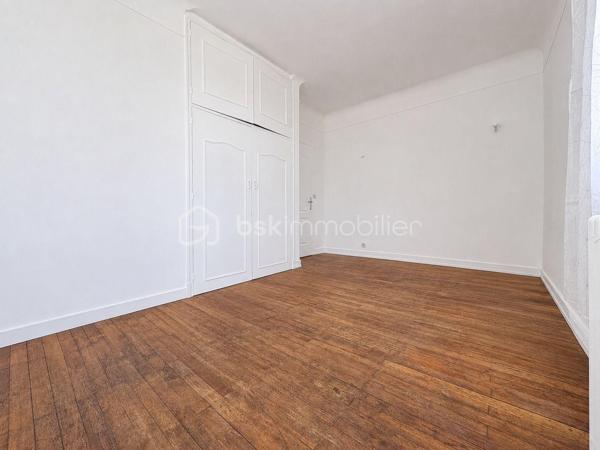 Située dans un quartier CALME et recherché de Neuilly-Sur-Marne, cette agréable maison individuelle de 102m2 habitables édifiée sur une PARCELLES de 343m2 offre de BEAUX VOLUMES et de nombreuses posibilité d'aménagement.
Au rez-de-chaussée, vous decouvrirez une pièce de vie LUMINEUSE, une CUISINE, ainsi qu'un WC INDÉPENDANT.
A l'étage, la maison dispose de TROIS CHAMBRES SPACIEUSES, toute équipée de PLACARDS intégrés, d'une SALLE DE BAIN et d'un second WC indépendant.
Vous béneficirez également de nombreux espaces annexes : 
- DOUBLE GARAGE
- CAVE 
- ABRI DE JARDIN 
- COMBLES AMÉNAGEABLES OFFRANT UN POTENTIEL SUPPLÉMENTAIRE

A l'exterieur, le TERRAIN de 343m2 permet de profiter d'un agréable JARDIN et de plusieurs possibilités de STATIONNEMENT.
Les + : 
- MAISON INDIVIDUELLE DE 102M2 HABITABLES
- 3 CHAMBRES SPACIEUSES AVEC PLACARDS
- WC A CHAQUES ÉTAGES
- DEUX GARAGES
- POSIBILITÉ DE RÉAMENAGER UN DES DEUX GARAGES AFIN D'AUGMENTER LA SURFACES HABITABLE SELON VOS BESOINS 
- BEAUX VOLUMES ET NOMBREUSE POSSIBILITÉ D'ÉVOLUTION
- SECTEUR CALME ET RECHERCHÉ, PROCHE ÉCOLES, COMMERCES ET TRANSPORTS 

Une MAISON IDÉALE pour une FAMILLE à la recherche d'espaces, et d'un fort potentiel D'ÉVOLUTION.