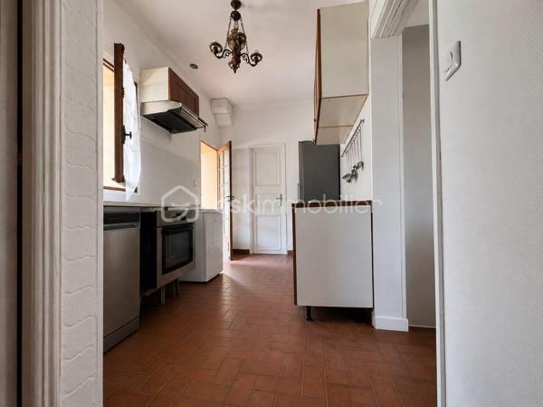 Située dans un quartier CALME et recherché de Neuilly-Sur-Marne, cette agréable maison individuelle de 102m2 habitables édifiée sur une PARCELLES de 343m2 offre de BEAUX VOLUMES et de nombreuses posibilité d'aménagement.
Au rez-de-chaussée, vous decouvrirez une pièce de vie LUMINEUSE, une CUISINE, ainsi qu'un WC INDÉPENDANT.
A l'étage, la maison dispose de TROIS CHAMBRES SPACIEUSES, toute équipée de PLACARDS intégrés, d'une SALLE DE BAIN et d'un second WC indépendant.
Vous béneficirez également de nombreux espaces annexes : 
- DOUBLE GARAGE
- CAVE 
- ABRI DE JARDIN 
- COMBLES AMÉNAGEABLES OFFRANT UN POTENTIEL SUPPLÉMENTAIRE

A l'exterieur, le TERRAIN de 343m2 permet de profiter d'un agréable JARDIN et de plusieurs possibilités de STATIONNEMENT.
Les + : 
- MAISON INDIVIDUELLE DE 102M2 HABITABLES
- 3 CHAMBRES SPACIEUSES AVEC PLACARDS
- WC A CHAQUES ÉTAGES
- DEUX GARAGES
- POSIBILITÉ DE RÉAMENAGER UN DES DEUX GARAGES AFIN D'AUGMENTER LA SURFACES HABITABLE SELON VOS BESOINS 
- BEAUX VOLUMES ET NOMBREUSE POSSIBILITÉ D'ÉVOLUTION
- SECTEUR CALME ET RECHERCHÉ, PROCHE ÉCOLES, COMMERCES ET TRANSPORTS 

Une MAISON IDÉALE pour une FAMILLE à la recherche d'espaces, et d'un fort potentiel D'ÉVOLUTION.