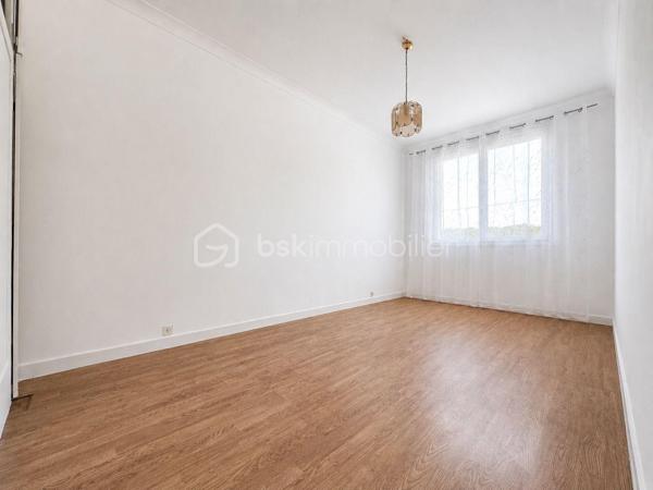 Située dans un quartier CALME et recherché de Neuilly-Sur-Marne, cette agréable maison individuelle de 102m2 habitables édifiée sur une PARCELLES de 343m2 offre de BEAUX VOLUMES et de nombreuses posibilité d'aménagement.
Au rez-de-chaussée, vous decouvrirez une pièce de vie LUMINEUSE, une CUISINE, ainsi qu'un WC INDÉPENDANT.
A l'étage, la maison dispose de TROIS CHAMBRES SPACIEUSES, toute équipée de PLACARDS intégrés, d'une SALLE DE BAIN et d'un second WC indépendant.
Vous béneficirez également de nombreux espaces annexes : 
- DOUBLE GARAGE
- CAVE 
- ABRI DE JARDIN 
- COMBLES AMÉNAGEABLES OFFRANT UN POTENTIEL SUPPLÉMENTAIRE

A l'exterieur, le TERRAIN de 343m2 permet de profiter d'un agréable JARDIN et de plusieurs possibilités de STATIONNEMENT.
Les + : 
- MAISON INDIVIDUELLE DE 102M2 HABITABLES
- 3 CHAMBRES SPACIEUSES AVEC PLACARDS
- WC A CHAQUES ÉTAGES
- DEUX GARAGES
- POSIBILITÉ DE RÉAMENAGER UN DES DEUX GARAGES AFIN D'AUGMENTER LA SURFACES HABITABLE SELON VOS BESOINS 
- BEAUX VOLUMES ET NOMBREUSE POSSIBILITÉ D'ÉVOLUTION
- SECTEUR CALME ET RECHERCHÉ, PROCHE ÉCOLES, COMMERCES ET TRANSPORTS 

Une MAISON IDÉALE pour une FAMILLE à la recherche d'espaces, et d'un fort potentiel D'ÉVOLUTION.
