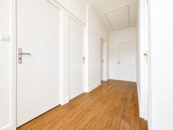 Située dans un quartier CALME et recherché de Neuilly-Sur-Marne, cette agréable maison individuelle de 102m2 habitables édifiée sur une PARCELLES de 343m2 offre de BEAUX VOLUMES et de nombreuses posibilité d'aménagement.
Au rez-de-chaussée, vous decouvrirez une pièce de vie LUMINEUSE, une CUISINE, ainsi qu'un WC INDÉPENDANT.
A l'étage, la maison dispose de TROIS CHAMBRES SPACIEUSES, toute équipée de PLACARDS intégrés, d'une SALLE DE BAIN et d'un second WC indépendant.
Vous béneficirez également de nombreux espaces annexes : 
- DOUBLE GARAGE
- CAVE 
- ABRI DE JARDIN 
- COMBLES AMÉNAGEABLES OFFRANT UN POTENTIEL SUPPLÉMENTAIRE

A l'exterieur, le TERRAIN de 343m2 permet de profiter d'un agréable JARDIN et de plusieurs possibilités de STATIONNEMENT.
Les + : 
- MAISON INDIVIDUELLE DE 102M2 HABITABLES
- 3 CHAMBRES SPACIEUSES AVEC PLACARDS
- WC A CHAQUES ÉTAGES
- DEUX GARAGES
- POSIBILITÉ DE RÉAMENAGER UN DES DEUX GARAGES AFIN D'AUGMENTER LA SURFACES HABITABLE SELON VOS BESOINS 
- BEAUX VOLUMES ET NOMBREUSE POSSIBILITÉ D'ÉVOLUTION
- SECTEUR CALME ET RECHERCHÉ, PROCHE ÉCOLES, COMMERCES ET TRANSPORTS 

Une MAISON IDÉALE pour une FAMILLE à la recherche d'espaces, et d'un fort potentiel D'ÉVOLUTION.