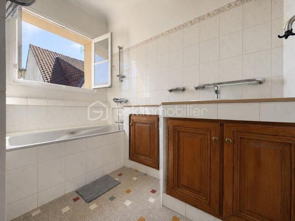 Située dans un quartier CALME et recherché de Neuilly-Sur-Marne, cette agréable maison individuelle de 102m2 habitables édifiée sur une PARCELLES de 343m2 offre de BEAUX VOLUMES et de nombreuses posibilité d'aménagement.
Au rez-de-chaussée, vous decouvrirez une pièce de vie LUMINEUSE, une CUISINE, ainsi qu'un WC INDÉPENDANT.
A l'étage, la maison dispose de TROIS CHAMBRES SPACIEUSES, toute équipée de PLACARDS intégrés, d'une SALLE DE BAIN et d'un second WC indépendant.
Vous béneficirez également de nombreux espaces annexes : 
- DOUBLE GARAGE
- CAVE 
- ABRI DE JARDIN 
- COMBLES AMÉNAGEABLES OFFRANT UN POTENTIEL SUPPLÉMENTAIRE

A l'exterieur, le TERRAIN de 343m2 permet de profiter d'un agréable JARDIN et de plusieurs possibilités de STATIONNEMENT.
Les + : 
- MAISON INDIVIDUELLE DE 102M2 HABITABLES
- 3 CHAMBRES SPACIEUSES AVEC PLACARDS
- WC A CHAQUES ÉTAGES
- DEUX GARAGES
- POSIBILITÉ DE RÉAMENAGER UN DES DEUX GARAGES AFIN D'AUGMENTER LA SURFACES HABITABLE SELON VOS BESOINS 
- BEAUX VOLUMES ET NOMBREUSE POSSIBILITÉ D'ÉVOLUTION
- SECTEUR CALME ET RECHERCHÉ, PROCHE ÉCOLES, COMMERCES ET TRANSPORTS 

Une MAISON IDÉALE pour une FAMILLE à la recherche d'espaces, et d'un fort potentiel D'ÉVOLUTION.