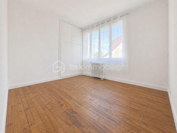 Située dans un quartier CALME et recherché de Neuilly-Sur-Marne, cette agréable maison individuelle de 102m2 habitables édifiée sur une PARCELLES de 343m2 offre de BEAUX VOLUMES et de nombreuses posibilité d'aménagement.
Au rez-de-chaussée, vous decouvrirez une pièce de vie LUMINEUSE, une CUISINE, ainsi qu'un WC INDÉPENDANT.
A l'étage, la maison dispose de TROIS CHAMBRES SPACIEUSES, toute équipée de PLACARDS intégrés, d'une SALLE DE BAIN et d'un second WC indépendant.
Vous béneficirez également de nombreux espaces annexes : 
- DOUBLE GARAGE
- CAVE 
- ABRI DE JARDIN 
- COMBLES AMÉNAGEABLES OFFRANT UN POTENTIEL SUPPLÉMENTAIRE

A l'exterieur, le TERRAIN de 343m2 permet de profiter d'un agréable JARDIN et de plusieurs possibilités de STATIONNEMENT.
Les + : 
- MAISON INDIVIDUELLE DE 102M2 HABITABLES
- 3 CHAMBRES SPACIEUSES AVEC PLACARDS
- WC A CHAQUES ÉTAGES
- DEUX GARAGES
- POSIBILITÉ DE RÉAMENAGER UN DES DEUX GARAGES AFIN D'AUGMENTER LA SURFACES HABITABLE SELON VOS BESOINS 
- BEAUX VOLUMES ET NOMBREUSE POSSIBILITÉ D'ÉVOLUTION
- SECTEUR CALME ET RECHERCHÉ, PROCHE ÉCOLES, COMMERCES ET TRANSPORTS 

Une MAISON IDÉALE pour une FAMILLE à la recherche d'espaces, et d'un fort potentiel D'ÉVOLUTION.