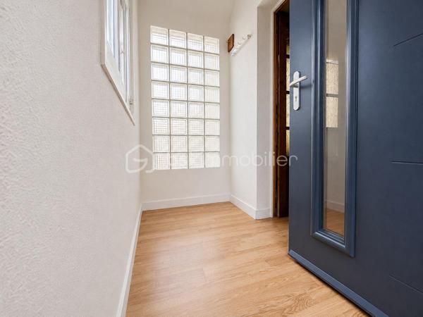 Située dans un quartier CALME et recherché de Neuilly-Sur-Marne, cette agréable maison individuelle de 102m2 habitables édifiée sur une PARCELLES de 343m2 offre de BEAUX VOLUMES et de nombreuses posibilité d'aménagement.
Au rez-de-chaussée, vous decouvrirez une pièce de vie LUMINEUSE, une CUISINE, ainsi qu'un WC INDÉPENDANT.
A l'étage, la maison dispose de TROIS CHAMBRES SPACIEUSES, toute équipée de PLACARDS intégrés, d'une SALLE DE BAIN et d'un second WC indépendant.
Vous béneficirez également de nombreux espaces annexes : 
- DOUBLE GARAGE
- CAVE 
- ABRI DE JARDIN 
- COMBLES AMÉNAGEABLES OFFRANT UN POTENTIEL SUPPLÉMENTAIRE

A l'exterieur, le TERRAIN de 343m2 permet de profiter d'un agréable JARDIN et de plusieurs possibilités de STATIONNEMENT.
Les + : 
- MAISON INDIVIDUELLE DE 102M2 HABITABLES
- 3 CHAMBRES SPACIEUSES AVEC PLACARDS
- WC A CHAQUES ÉTAGES
- DEUX GARAGES
- POSIBILITÉ DE RÉAMENAGER UN DES DEUX GARAGES AFIN D'AUGMENTER LA SURFACES HABITABLE SELON VOS BESOINS 
- BEAUX VOLUMES ET NOMBREUSE POSSIBILITÉ D'ÉVOLUTION
- SECTEUR CALME ET RECHERCHÉ, PROCHE ÉCOLES, COMMERCES ET TRANSPORTS 

Une MAISON IDÉALE pour une FAMILLE à la recherche d'espaces, et d'un fort potentiel D'ÉVOLUTION.