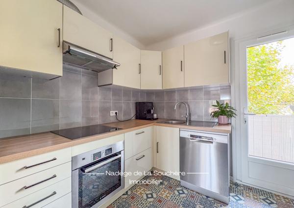 Fuveau cœur de village – T4 traversant rénové de 69 m², 3 chambres, extérieurs, parking et cave.
