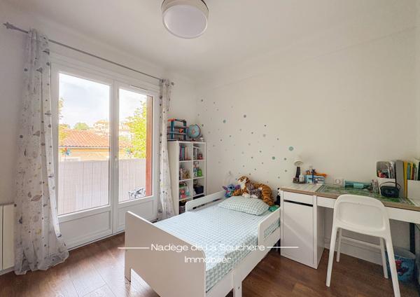 Fuveau cœur de village – T4 traversant rénové de 69 m², 3 chambres, extérieurs, parking et cave.