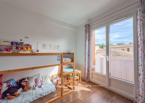 Fuveau cœur de village – T4 traversant rénové de 69 m², 3 chambres, extérieurs, parking et cave.