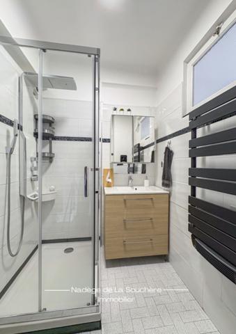 Fuveau cœur de village – T4 traversant rénové de 69 m², 3 chambres, extérieurs, parking et cave.