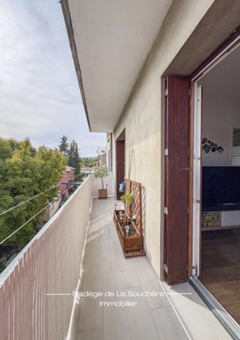 Fuveau cœur de village – T4 traversant rénové de 69 m², 3 chambres, extérieurs, parking et cave.
