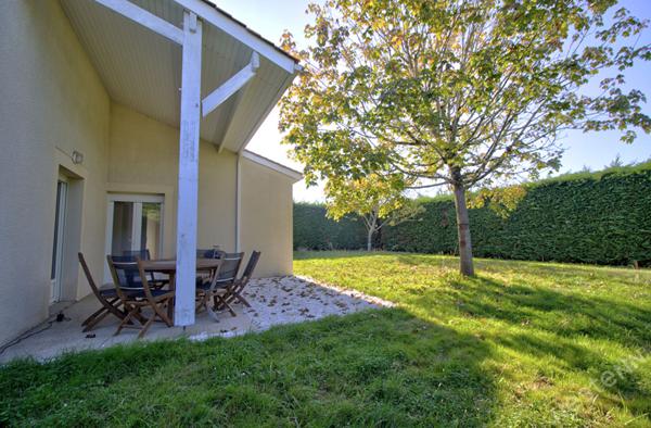 ESTILLAC - Maison lumineuse de plain-pied de 93 m² avec 3 chambres, garage et jardin autour sur un terrain de 800 m² environ