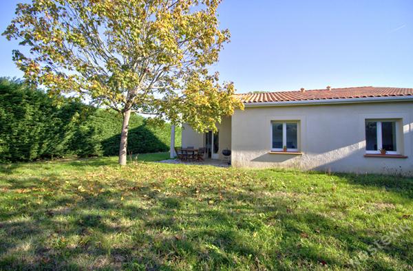 ESTILLAC - Maison lumineuse de plain-pied de 93 m² avec 3 chambres, garage et jardin autour sur un terrain de 800 m² environ