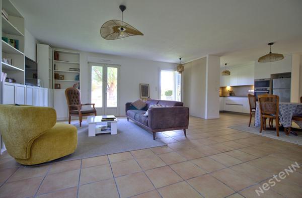 ESTILLAC - Maison lumineuse de plain-pied de 93 m² avec 3 chambres, garage et jardin autour sur un terrain de 800 m² environ