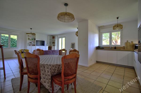ESTILLAC - Maison lumineuse de plain-pied de 93 m² avec 3 chambres, garage et jardin autour sur un terrain de 800 m² environ