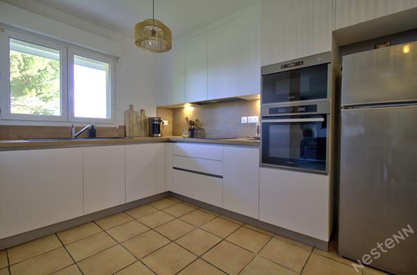 ESTILLAC - Maison lumineuse de plain-pied de 93 m² avec 3 chambres, garage et jardin autour sur un terrain de 800 m² environ