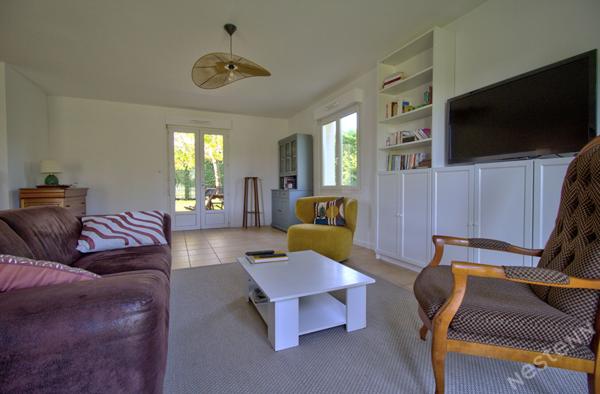 ESTILLAC - Maison lumineuse de plain-pied de 93 m² avec 3 chambres, garage et jardin autour sur un terrain de 800 m² environ