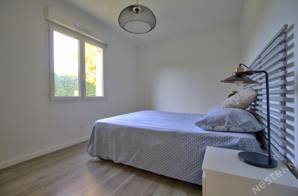 ESTILLAC - Maison lumineuse de plain-pied de 93 m² avec 3 chambres, garage et jardin autour sur un terrain de 800 m² environ