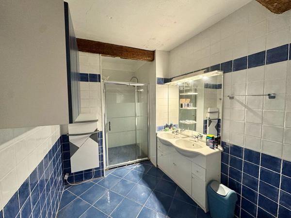 Maison de village 87 m² à Trèbes sur 3 niveaux avec 3 chambres et deux salles d'eau