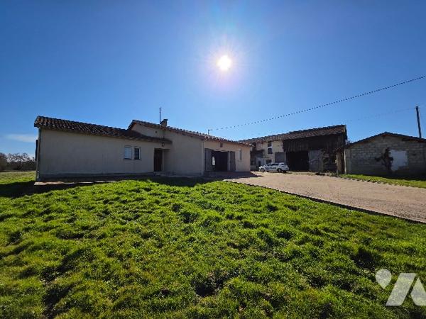 GRANDE MAISON avec dépendance et terrain.