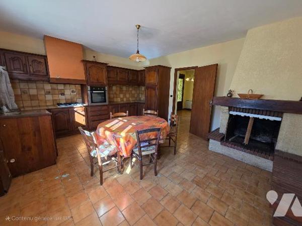 GRANDE MAISON avec dépendance et terrain.