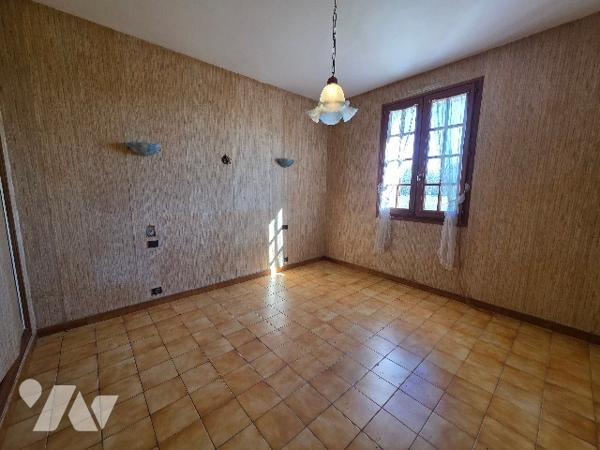 GRANDE MAISON avec dépendance et terrain.